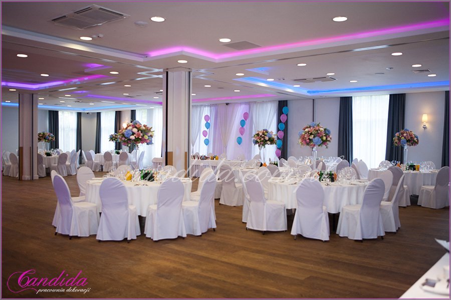 sala weselna w hotelu Brant, dekoracje kwiatowe stołów gości weselnych