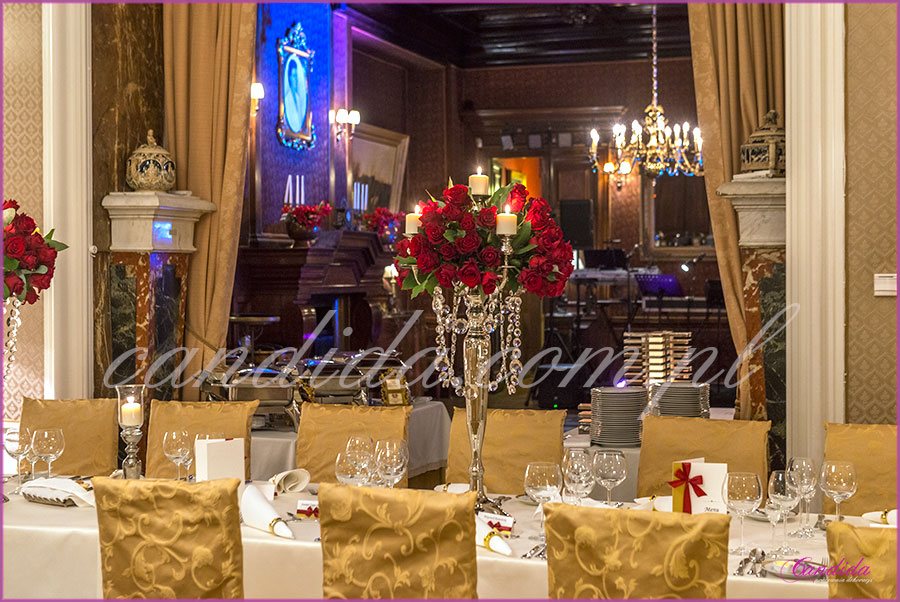dekoracja weselna w restauracji Pod Gigantami kompozycje kwiatowe z róż na kandelabrach dekoracja stołu gości