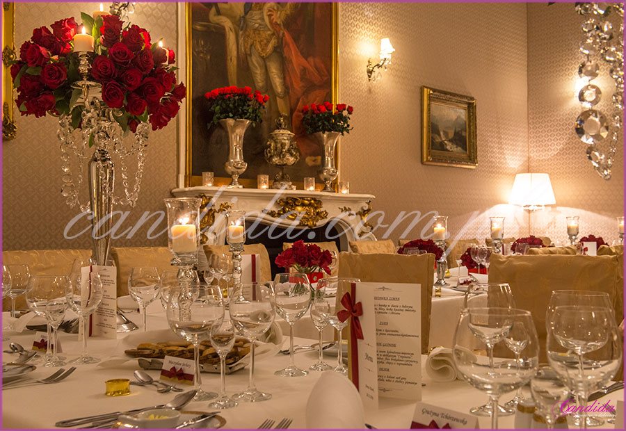 dekoracja weselna w restauracji Pod Gigantami kompozycje kwiatowe z róż na kandelabrach dekoracja stołu gości dekoracja stołu Młodej Pary