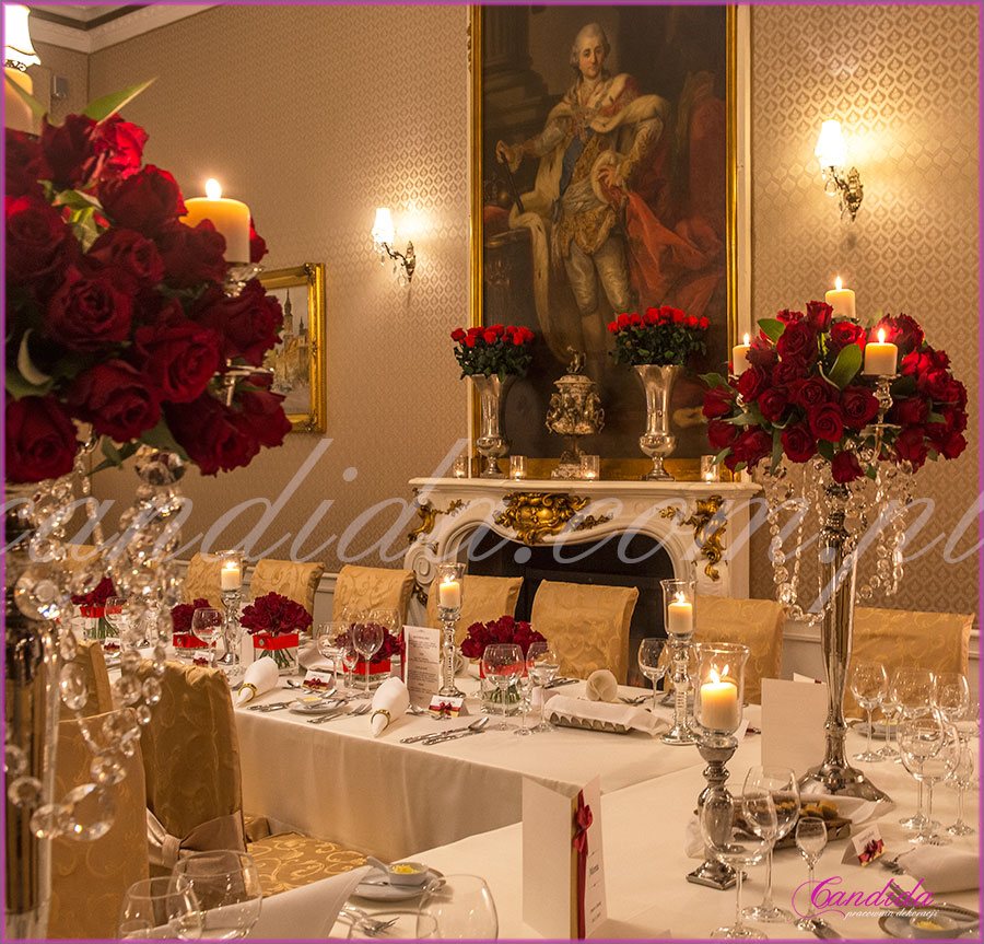 dekoracja weselna w restauracji Pod Gigantami kompozycje kwiatowe z róż na kandelabrach dekoracja stołu gości dekoracja stołu Młodej Pary 2