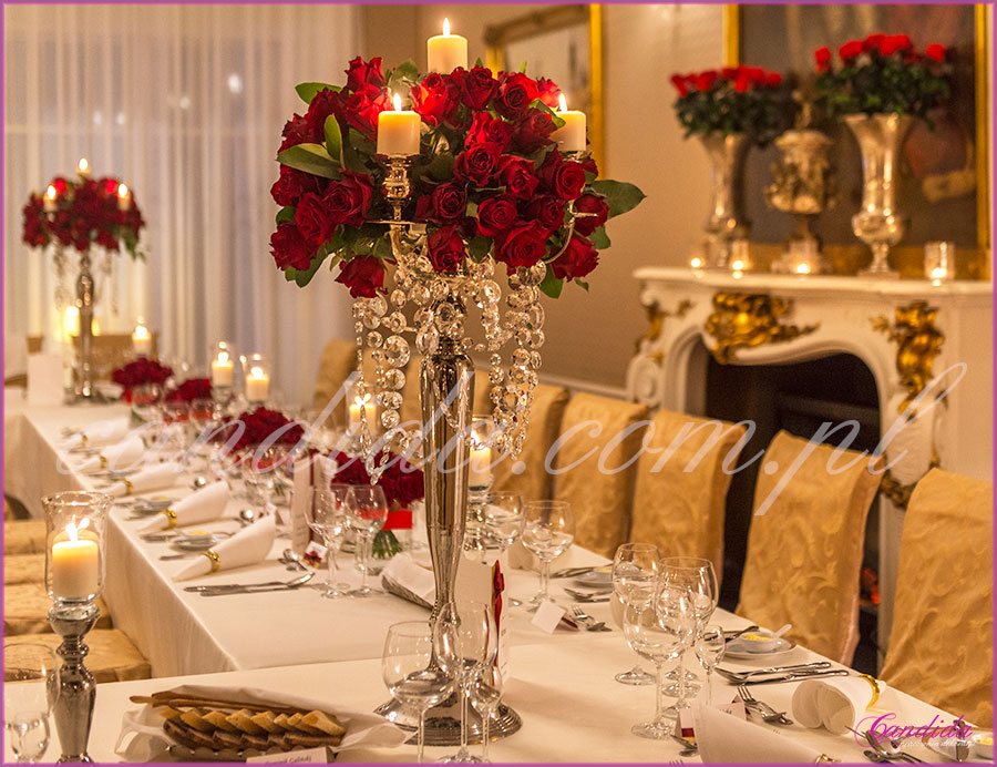 dekoracja weselna w restauracji Pod Gigantami kompozycje kwiatowe z róż na kandelabrach dekoracja stołu gości dekoracja stołu Młodej Pary 3