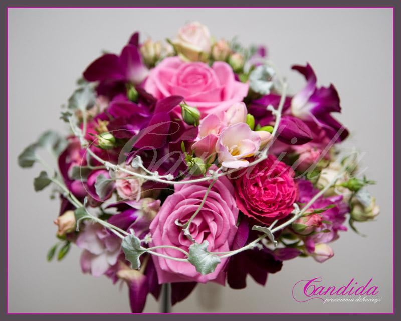 Wiązanka ślubna wykonana z różowej róży, storczyka dendrobium i frezji