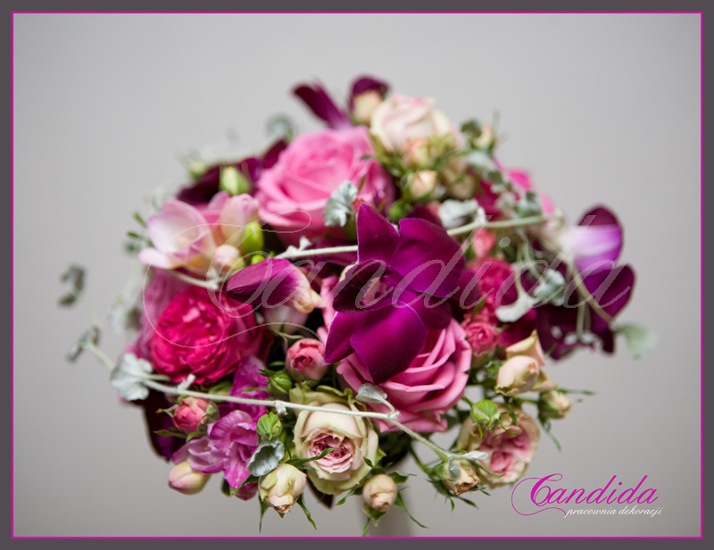 Wiązanka ślubna wykonana z różowej róży, storczyka dendrobium i frezji