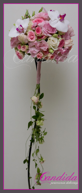 Wiązanka ślubna z różowych róż, różowej eustomy, storczyka phalenopsis