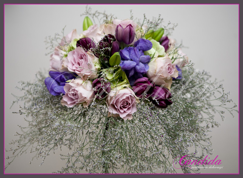 Wiązanka ślubna z fioletowych róż, fioletowych tulipanów, pąków lilii, limonium