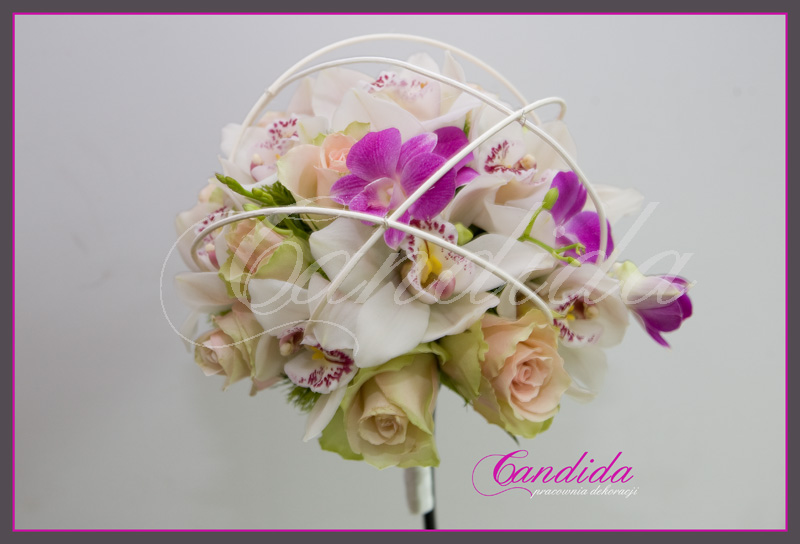 Wiązanka ślubna z róż, storczyka białego cymbidium, różowego storczyka dendrobium