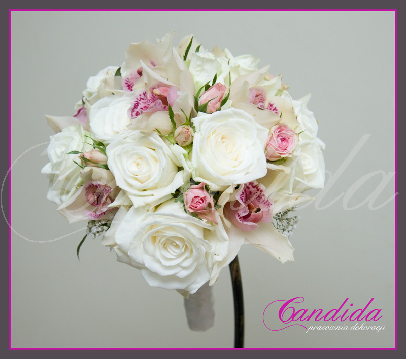Wiązanka ślubna z białych róż, storczyków cymbidium, róż gałązkowych