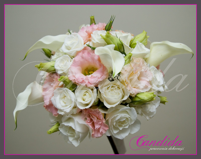 Wiązanka ślubna z białych róż, białych frezji, różowych róż, cantedeskii