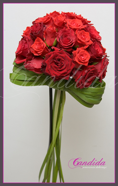 wiązanka ślubna z czerwonej róży, bukiet ślubny z róz